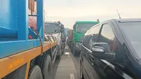 Jalan Menuju Pelabuhan Merak Macet Panjang, Kendaraan Mengular Berjam-jam