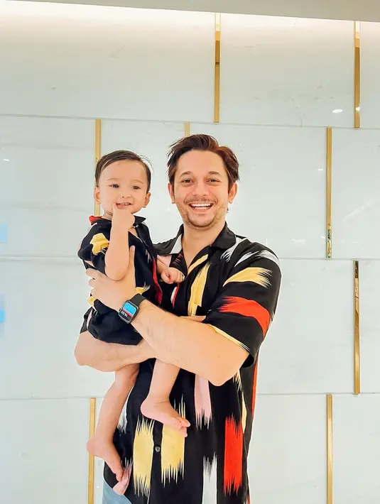 Pemilik nama lengkap Andrew Andika Fischer ini juga dikenal cukup lengket dengan putra pertamanya, Eshan Rayn Fischer. (FOTO: instagram.com/andrewandika)