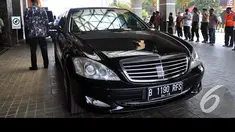 Presiden terpilih Joko Widodo menaiki mobil mercedez benz bernomer B 1190 RFS (Liputan6.com/Miftahul Hayat) 