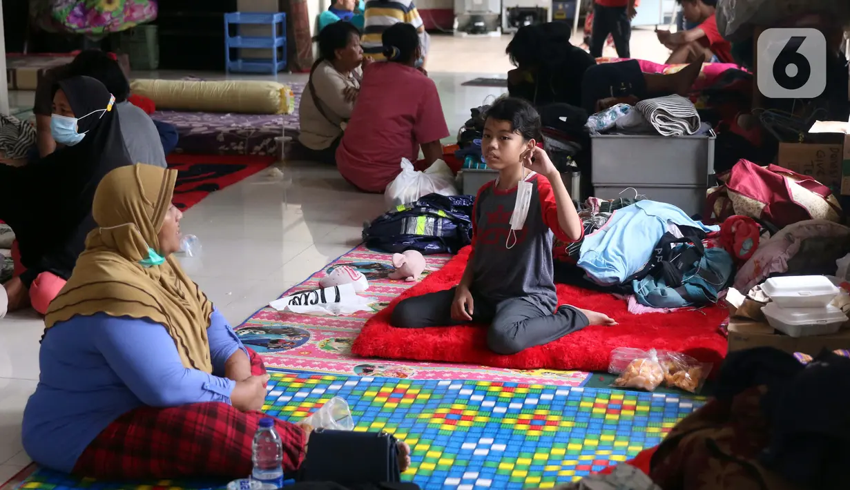 Aktivitas warga saat mengungsi di halaman Masjid Jami Al-Jihad, Perumahan Periuk Damai, Tangerang, Banten, Selasa (23/2/2021). Banjir setinggi 2,5 meter membuat warga harus mengungsi di tempat yang aman. (Liputan6.com/Angga Yuniar)