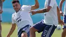 Pemain Argentina, Marcos Acuna (kiri) dan Paulo Dybala  saat sesi latihan jelang menghadapi Prancis pada 16 besar Piala Dunia 2018 di Bronnitsy, Rusia, Jumat (29/6). (AP Photo/Ricardo Mazalan)