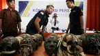 Petugas Bea Cukai menunjukan tengkorak manusia yang akan diselundupkan saat konferensi pers di Kantor Pos Denpasar, Bali, (9/2). 24 buah tengkorak tersebut diduga berasal dari suku Dayak dan Papua. (AP Photo / Firdia Lisnawati)