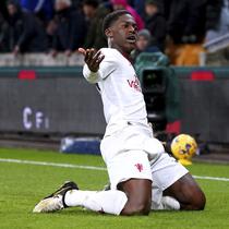 Selebrasi gelandang Manchester United, Kobbie Mainoo setelah mencetak gol keempat ke gawang Wolverhampton Wanderers pada laga pekan ke-22 Premier League 2023/2024 di Molineux Stadium, Wolverhampton, Kamis (1/2/2024). (PA via AP Photo/Bradley Collyer)
