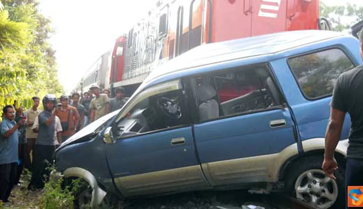 Citizen6, Lampung: Sebuah mobil jenis panther hancur setelah ditabrak kereta api jurusan Palembang - Bandar Lampung, kejadian terjadi di perlintasan Kereta Api desa Negara Ratu, Kecamatan Sungkai Utara, Lampung Utara, (21/5). (Pengirim: Feaby Handana)
