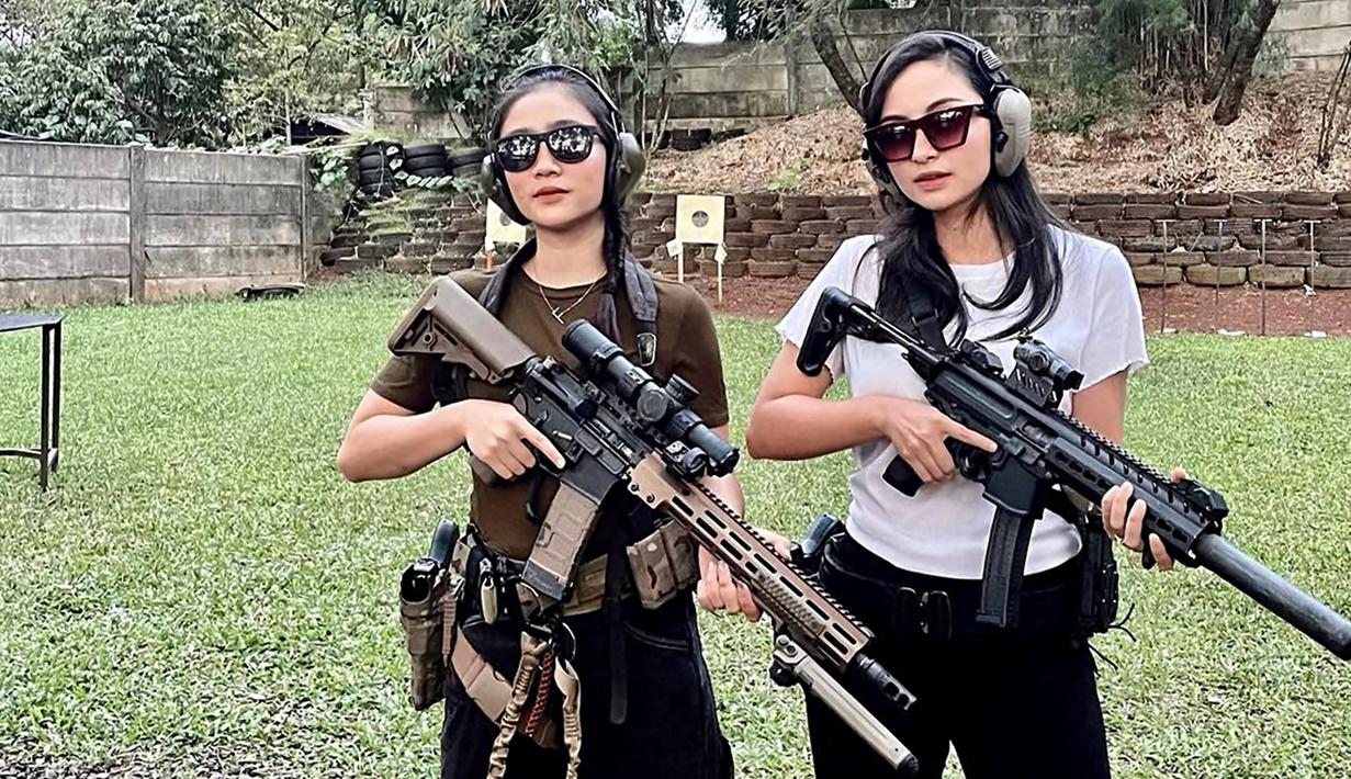 Dalam media sosial Instagramnya, Valerie yang tengah menikmati momen seru latihan menembak ini beberapa kali latihan bersama sahabatnya, Febby Rastanty. Sudah bersahabat dan kerap menjalani aktivitas bersama, keduanya pun terlihat kompak. (Liputan6.com/IG/@valtifanka)