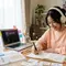 Ilustrasi kebiasaan sederhana fans K-Pop untuk meningkatkan kemampuan bahasa Korea. [Gemini AI]