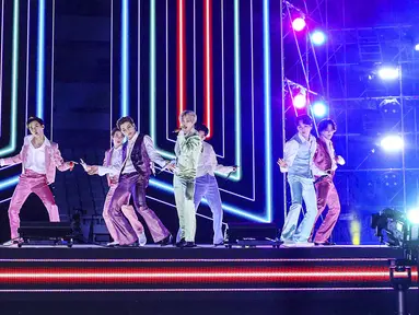 Band Korea Selatan BTS tampil dalam American Music Awards 2020 di Microsoft Theater, Los Angeles, Amerika Serikat, 22 November 2020. BTS memperoleh nominasi dari dua kategori, yaitu Duo atau Group Favorit Pop/Rock dan Artist Sosial Favorit. (American Broadcasting Companies, Inc./ABC/AFP)