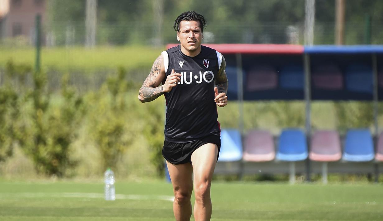 Pemain Bologna, Federico Santander, melakukan latihan di Bologna (5/5/2020). Sejumlah klub menggelar latihan jelang bergulirnya kembali liga-liga di Eropa. (AP/Massimo Paolone)