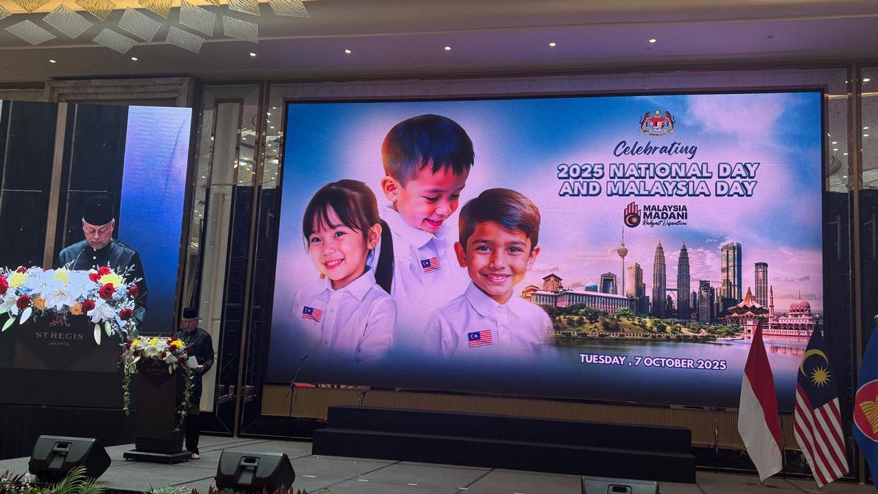 Duta Besar Malaysia untuk Republik Indonesia Dato' Syed Mohamad Hasrin Tengku Hussin saat memberikan sambutan dalam Resepsi Hari Kebangsaan Malaysia ke-68 dan Hari Malaysia ke-62 pada Selasa (7/10/2025) di The St. Regis, Jakarta.