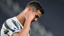 Striker Juventus, Cristiano Ronaldo, tampak Frustrasi usai ditaklukkan AC Milan pada laga Liga Italia di Stadion Allianz, Senin (10/5/2021). AC Milan menang dengan skor 3-0. (AFP/ Isabella Bonotto)