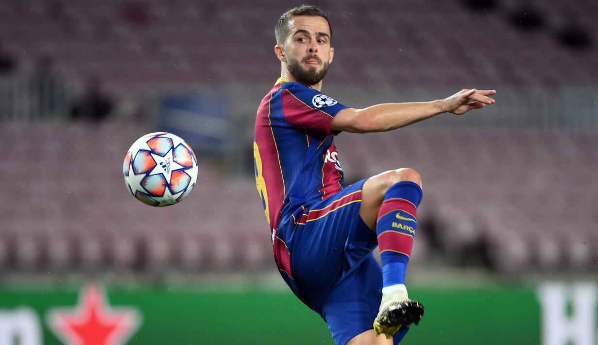 5. Miralem Pjanic (60 juta euro) - Gelandang berusia 30 tahun ini dilepas Juventus ke Barcelona pada bursa trasfer musim dingin 2020. Miralem Pjanic berlabuh ke Camp Nou dengan mahar mencapai 60 juta euro. (AFP/Lluis Gene)