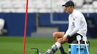 Misteri Pelatih PSG, Tiba-tiba Kaki Pincang dan Gunakan Tongkat Ketika Timnya Kalahkan Atalanta
