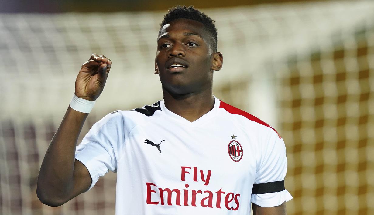 Pemain AC Milan, Rafael Leao, melakukan selebrasi usai membobol gawang Lecce pada laga Serie A di Stadion Via del Mare, Senin (22/6/2020). AC Milan menang 4-1 atas Lecce. (Spada/LaPresse via AP)