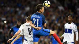Bek Prancis, Laurent Koscielny, duel udara dengan pemain Luksemburg pada laga Kualifikasi Piala Dunia 2018 di Stadion Municipal, Toulouse, Minggu (3/9/2017). Kedua negara bermain imbang 0-0. (AFP/Franck Fife)