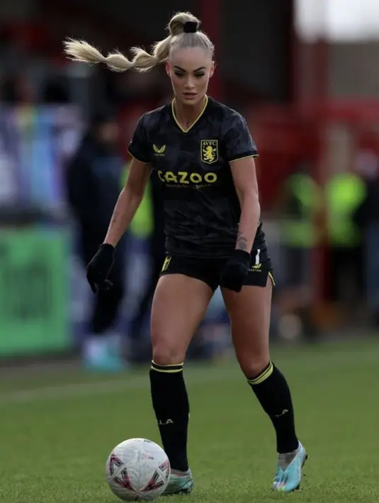 Tak jarang, ia memberikan variasi pada gaya rambutnya yang panjang. Kuncirannya dikreasikan sedemikian rupa agar tidak tampil membosankan.  [Instagram/ Alisha Lehman]