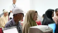 Lanjut usia sedang memberikan keterangan kepada petugas KUA untuk proses penerbitan buku nikah dari hasil penetapan sidang dari Mahkamah Syar'iyah di Kantor Bupati Aceh Utara, Kecamatan Lhoksukon, 22 Mei 2024. (Ist).