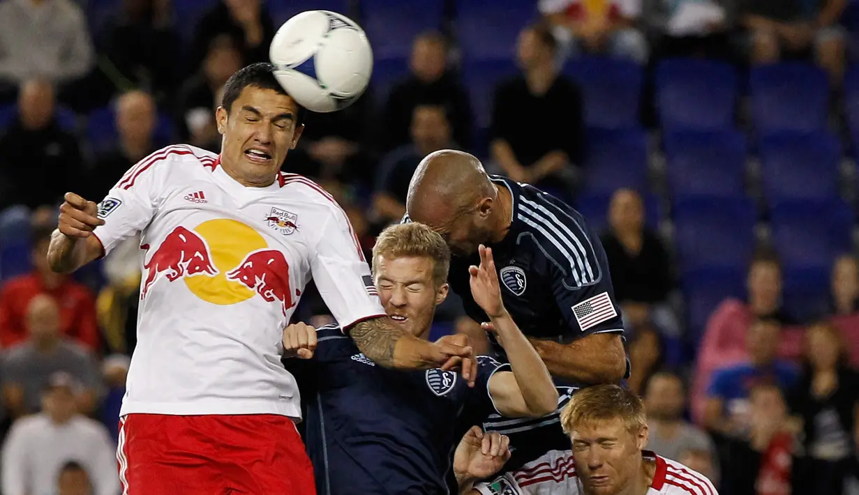 Tim Cahill (kiri) tercatat menjadi pencetak gol tercepat dalam sejarah Liga Utama Sepak Bola Amerika Serikat (MLS). Ia hanya butuh tujuh detik saja untuk membobol gawang Houston Dynamo pada Oktober 2013. (Foto: AFP/Mike Stobe)