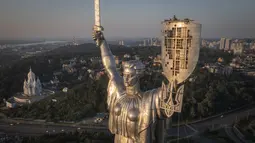 Patung Ibu Pertiwi Ukraina yang menjulang tinggi di Kyiv - salah satu landmark paling dikenal - kehilangan simbol palu aritnya pada Minggu. (AP Photo/Efrem Lukatsky)