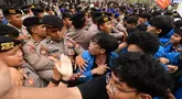Massa mahasiswa terlibat aksi dorong dengan petugas kepolisian saat aksi BEM UI  di Jalan MH Thamrin, Jakarta, Selasa, 18 Agustus 2026. (KLY/ Arie Basuki)