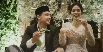 Jelang hari pernikahannya yang tinggal menghitung hari, Raisa dan Hamish Daud melakukan serangkaian prosesi adat. Pengajian, sugkeman hingga tradisi adat Sunda yakni Ngeyeuk Sereuh. (Instagram/thebridestory)