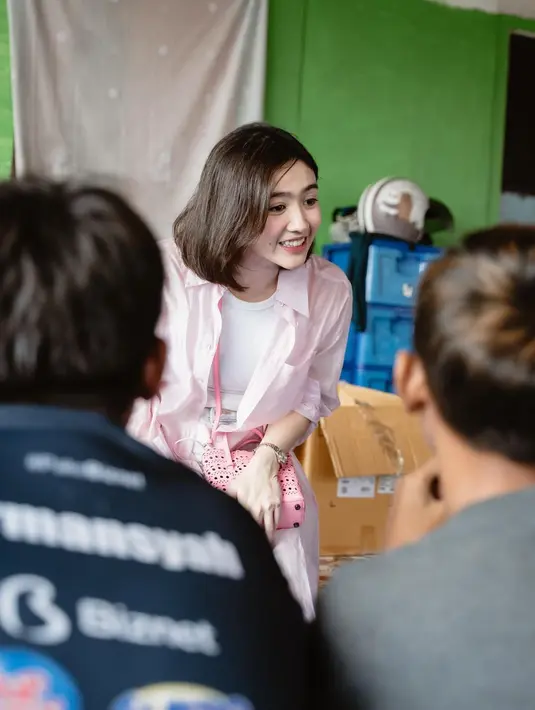 Di perayaan ulang tahunnya di kampung pemulung ini, Febby memilih outfit bernuansa merah muda. [Foto: Instagram/febbyrastanty]