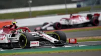 Aksi pembalap Alfa Romeo, Kimi Raikkonen di lintasan Formula 1 (AFP/ Ben STANSALL)