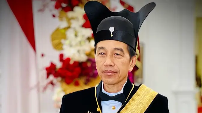Presiden Joko Widodo atau Jokowi mengenakan baju daerah Ageman Songkok Singkepan Ageng dari Solo, Jawa Tengah saat Upacara Peringatan Hari Ulang Tahun (HUT) ke-78 Kemerdekaan RI Jakarta, Kamis (17/8/2023).