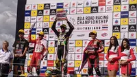 Podium juara race pertama kelas AP 250cc Asia Road Racing Championship (ARRC) 2019 di Sirkuit Internasional Chang, Buriram, Thailand, Sabtu (30/11/2019). (Bola.com/Muhammad Adiyaksa).