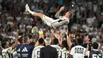 Gelandang Real Madrid #08 Toni Kroos terlempar ke udara oleh rekan satu timnya saat melawan Real Betis pada pekan ke-38 (pekan terakhir) La Liga 2023/2024 di Santiago Bernabeu, Minggu (26/5/2024). (JAVIER SORIANO / AFP)