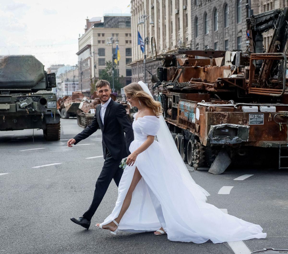 Selain itu, pameran ini juga menarik perhatian sepasangan pengantin yang baru menikah di dekat kawasan itu.

Mereka tampak menikmati jalan-jalannya, dan berfoto di antara kendaraan militer Rusia yang sudah tak berfungsi itu.