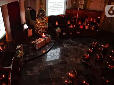 Jemaat melaksanakan ibadah malam Natal di Gereja Immanuel, Jakarta, Jumat (24/12/2021). Perayaan ibadah malam Natal tersebut mengangkat tema 'Cinta Kasih Kristus yang Menggerakkan Persaudaraan'. (Liputan6.com/Faizal Fanani)