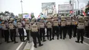 Polisi menjaga unjuk rasa menolak UU Cipta Kerja di kawasan Harmoni, Jakarta, Kamis (8/10/2020). UU Cipta Kerja yang disahkan beberapa waktu lalu memicu demonstasi sejumlah kalangan. (Liputan6.com/Faizal Fanani)