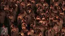 Ribuan umat Kristiani menyalakan lilin saat mengikuti perayaan Natal Gereja Tiberias di GBK, Jakarat, (5/12). Perayaan Natal mengambil tema"Semua yang menerimanya, Diberinya kuasa untuk menjadi anak-anak Allah (Yohanes 1:12)".(Liputan6.com/Angga Yuniar)