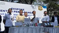 Kemendag melakukan ekspose hasil pengawasan produk impor, telepon seluler (smartphone) dan sparepart, dan acceasoris, di sebuah pabrik perakitan smartphone ilegal yang beroperasi di ruko di kawasan Green Court, Cengkareng, Jakarta Barat. (Foto: Kemendag)