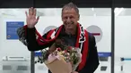 Pelatih Timnas Korea Selatan yang baru, Jurgen Klinsmann melambaikan tangan setibanya di Bandara Internasional Incheon di Incheron, Korea Selatan, Rabu, 8 Maret 2023. Klinsmann, yang memenangkan Piala Dunia sebagai pemain bersama Jerman Barat pada tahun 1990, menggantikan Paulo Bento asal Portugal untuk melatih Korea Selatan. (AP Photo/Ahn Young-Joon)