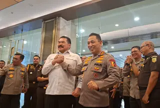 Jaksa Agung ST Burhanuddin dan Kapolri Listyo Sigit salam komando. (Rifqy Alief Abiyya)