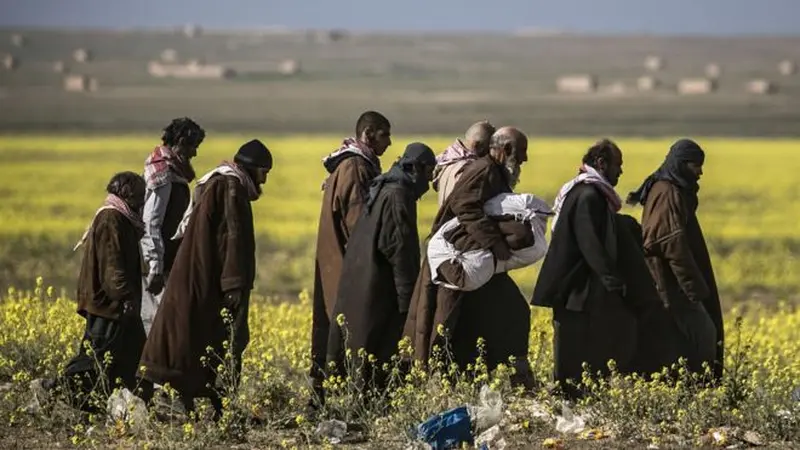 Ratusan warga sipil dan terduga militan dievakuasi dari Baghuz, Suriah. (AFP)