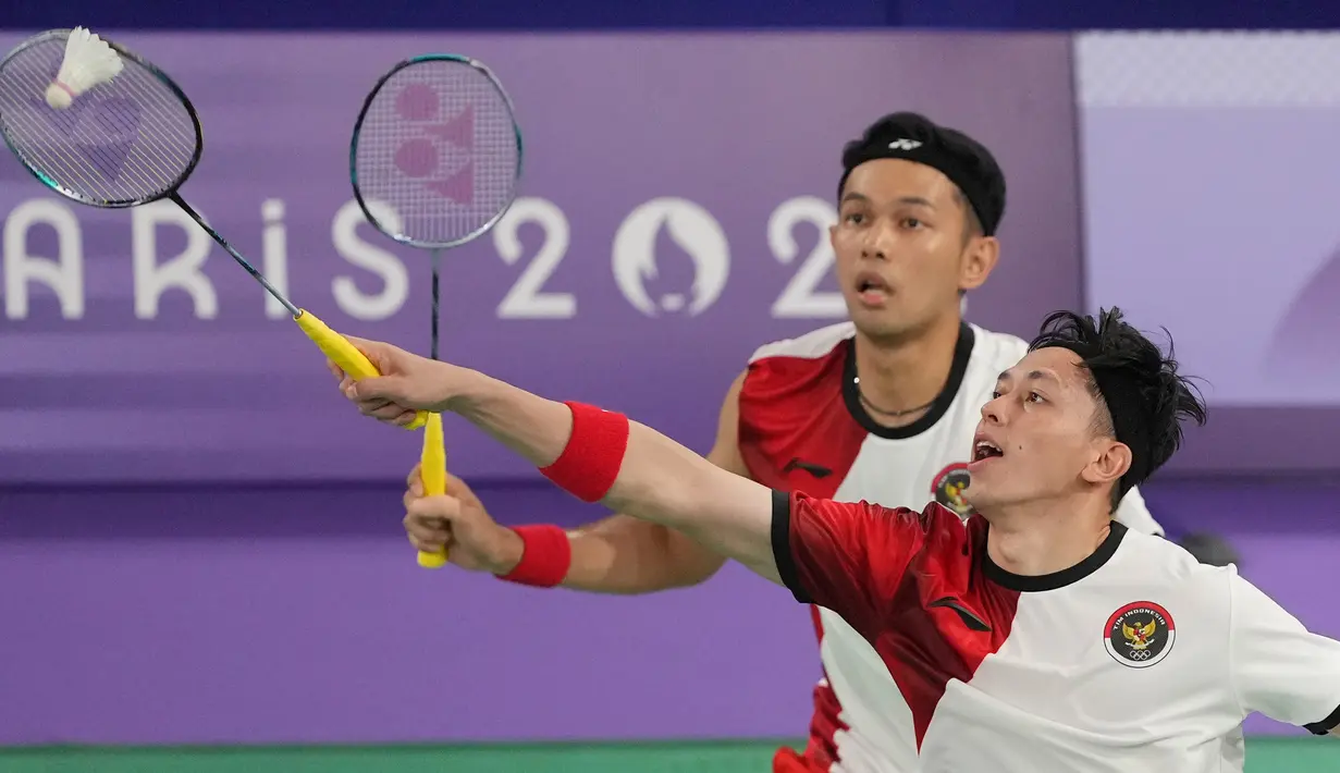 Pebulu tangkis Indonesia, Fajar Alfian/Muhammad Rian Ardianto saat berlaga melawan Lucas Corvee/Ronan Labar dari Prancis pada pertandingan penyisihan grup C ganda putra bulu tangkis Olimpiade Paris 2024 di Port de la Chapelle Arena, Senin, 29 Juli 2024, di Paris, Prancis. (AP Photo/Dita Alangkara)