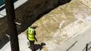 Seorang Arkeolog melihat mosaik peninggalan Romawi di Larnaca, Siprus (14/7).Ini membuktikan bahwa pengaruh Romawi pada jaman dahulu mempengaruhi kebudayaan di Siprus. (Iakovos Hatzistavrou / AFP)