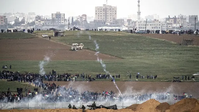 Israel menembakkan gas airmata ke arah demonstran Palestina dalam aksi protes di Jalur Gaza pada Jumat 30 Maret 2018