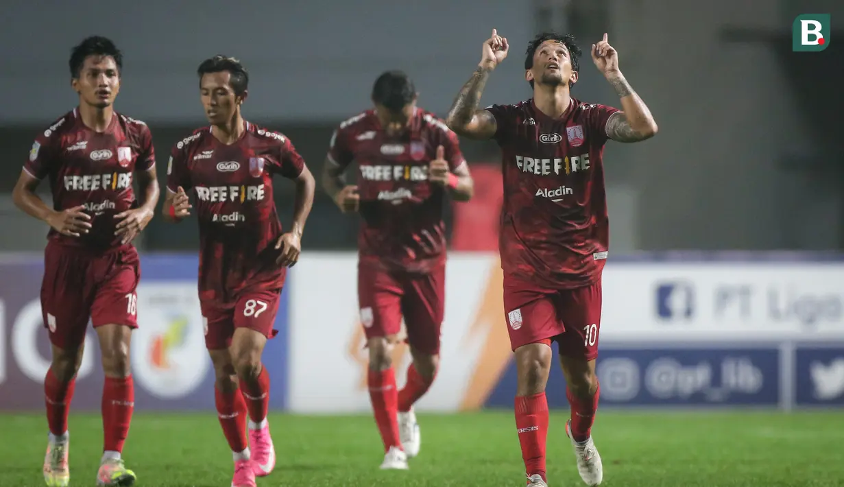Pemain Persis Solo, Irfan Bachdim (kanan) melakukan selebrasi usai mencetak gol pertama timnya ke gawang Rans Cilegon FC dalam laga final Liga 2 2021 di Stadion Pakansari, Bogor, Kamis (30/12/2021). (Bola.com/Bagaskara Lazuardi)