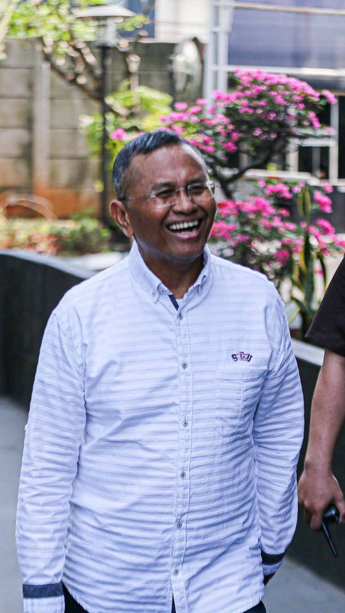 Dahlan Iskan terlihat santai ketika tiba di gedung antirasuah itu. Dia banyak mengumbar senyumnya kepada awak media.<br>