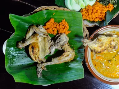 Pekerja menyiapkan makanan ayam lodho di Warung Makan Ayam Lodho Pak Yusuf, Dusun Brongkah, Trenggalek, Jawa Timur, Sabtu (2/9/2023). Dalam sehari, rumah makan ini menghabiskan rata-rata 250 ekor ayam kampung yang diolah menjadi lodho. (merdeka.com/Arie Basuki)