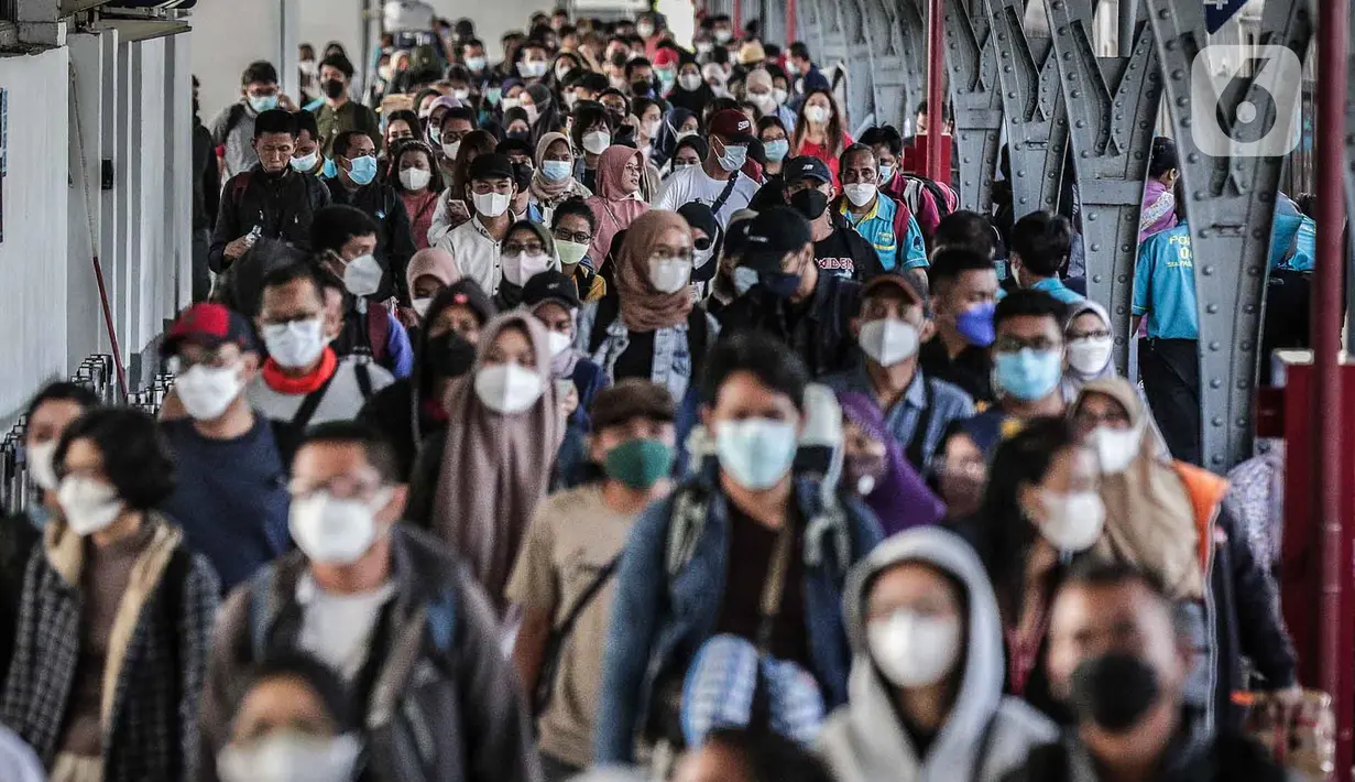<p>Penumpang kereta api Dharmawangsa dari Surabaya tiba di Stasiun Pasar Senen, Jakarta, Kamis (5/5/2022). Sebanyak 38.400 penumpang yang berangkat dari seluruh stasiun KA Jarak Jauh tiba di area Daop 1 Jakarta pada H+3 lebaran. (Liputan6.com/Faizal Fanani)</p>