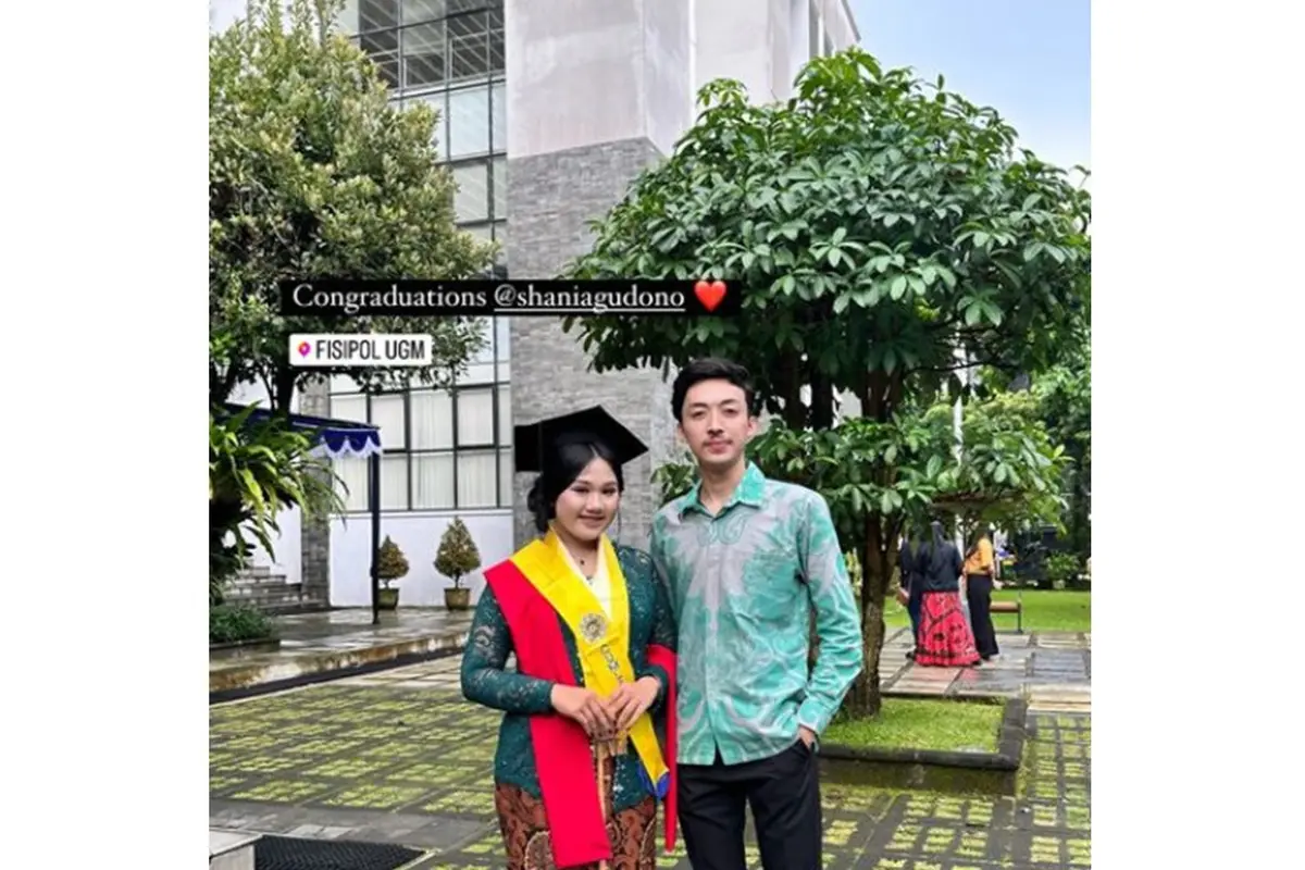 6 Potret Erina Gudono Hadiri Wisuda Adiknya, Tidak Didampingi Kaesang Pangarep