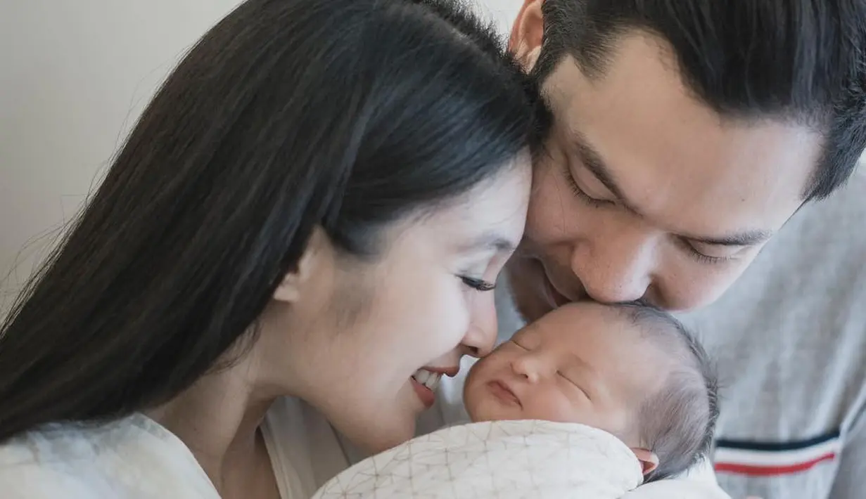 Sandra Dewi dan Harvey Moeis kini sedang berbahagia menikmati perannya sebagai orang tua baru. Salah satu cara mengungkap kebahagiaan mereka adalah memotret paras menggemaskan anak lelakinya itu. (Instagram/raphaelmoeis)