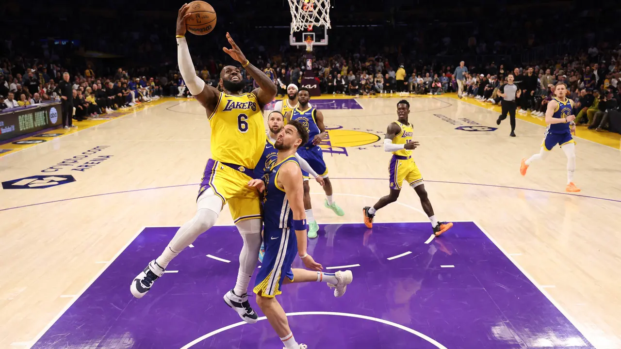 LeBron James menerobos pertahanan Warriors di game keenam semifinal Wilayah Barat NBA