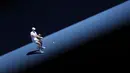 Petenis Kanada, Denis Shapovalov melakukan pukulan balik saat melawan petenis Spanyol, Rafael Nadal dalam pertandingan perempat final tunggal putra pada hari kesembilan turnamen tenis Australia Terbuka di Melbourne pada 25 Januari 2022.
(AFP/Martin Keep)