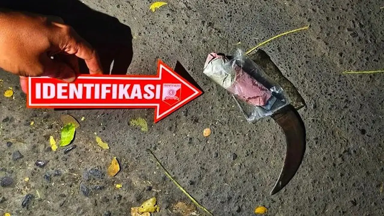 Barang bukti senjata tajam dalam kasus perselisihan berdarah di Sukabumi