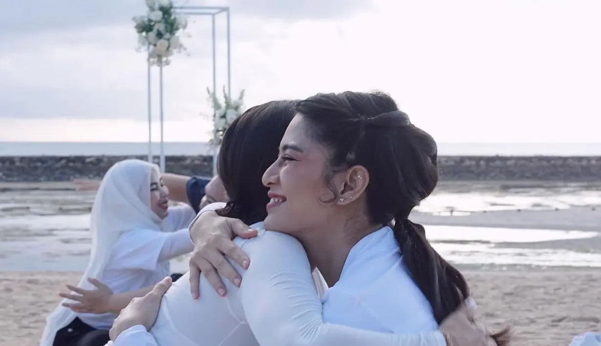 Dian Sastro atur rambut panjangnya braided ponytail yang manis dan makeup minimalis [@jenniferbachdim]